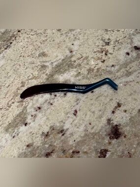 Kiss Black and Teal Angled Lash Applicator Tweezer